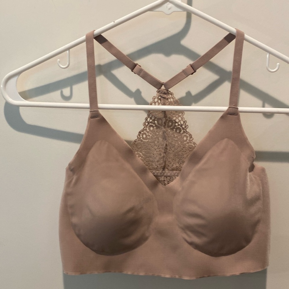 Maidenform Ladies Bra.‎  Size Small. Beige.  Lace on back.  Item #DM7679